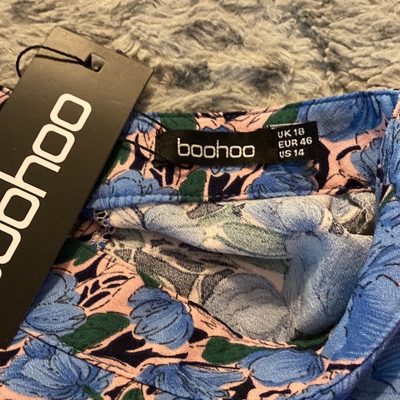 NWT Adorable Boohoo flowy dress!! - Picture 4 of 5